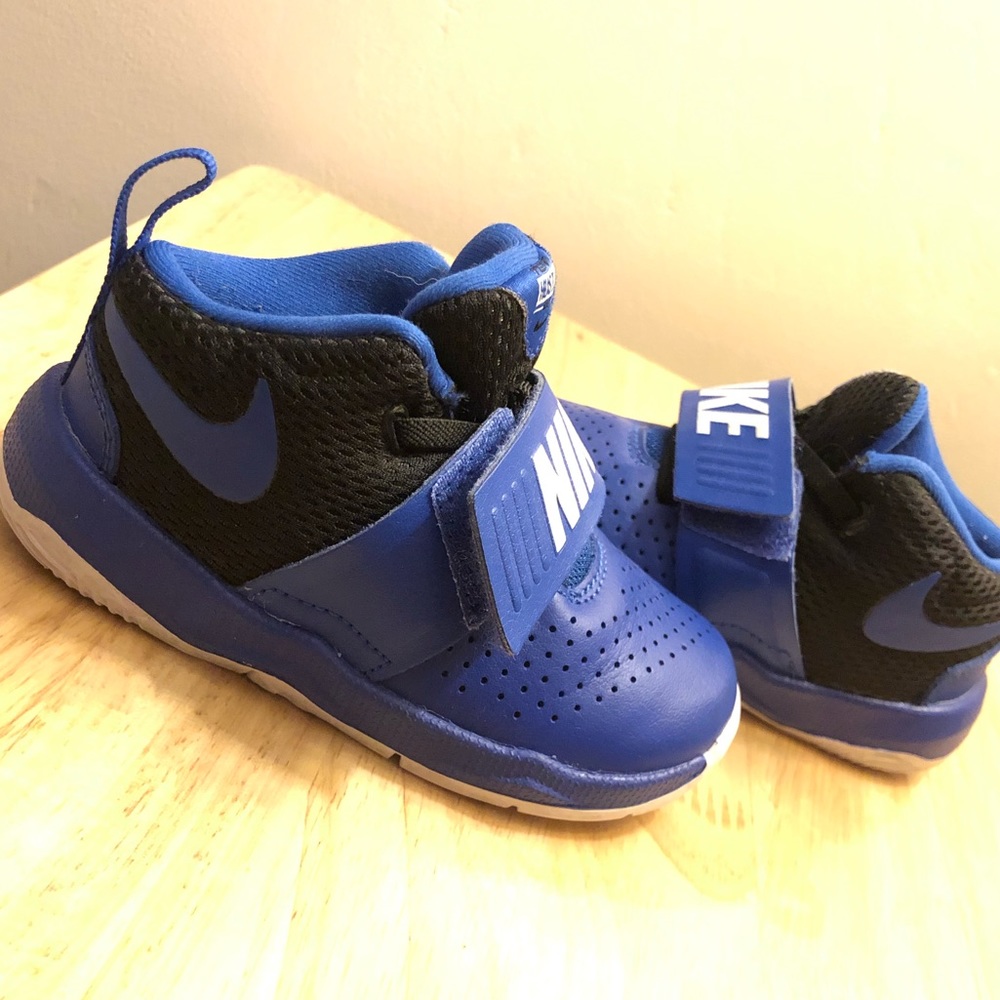 👟💙 Nike Team Hustle D8 Sneakers